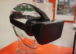 Kinderen blij verrast met VR-bril in Ommelander Ziekenhuis