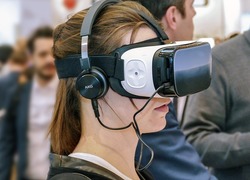 Kinderen Ommelander Ziekenhuis verrast met VR-bril